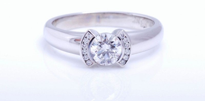 GIA Qualified diamond expert Julian Bartrom, a sources of high quality and excellent cut diamonds direct