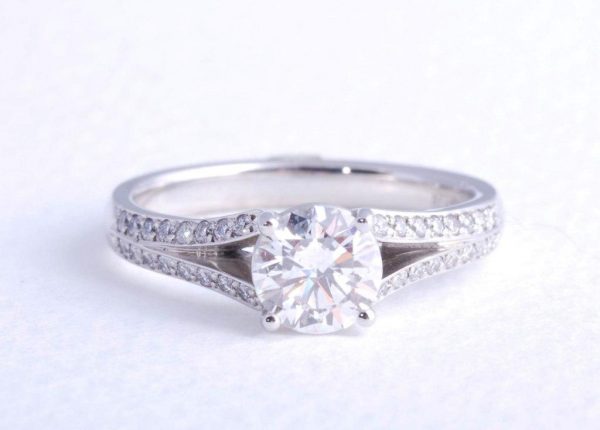 Brilliant cut diamond ring with split shoulders, crafted in platinum