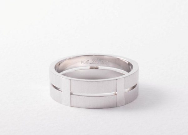 Gent’s wedding ring, crafted in platinum