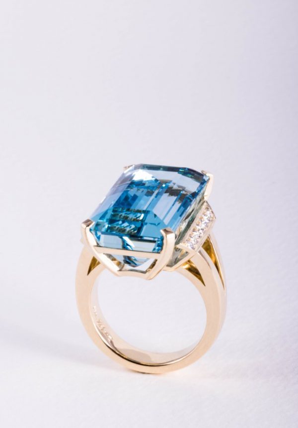 25ct aquamarine and diamonds ring, crafted 18ct yellow gold