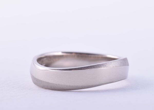 Curved Gent’s wedding ring